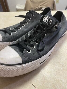 Converse Chuck Taylor - Low Top Sneakers (Size 11)